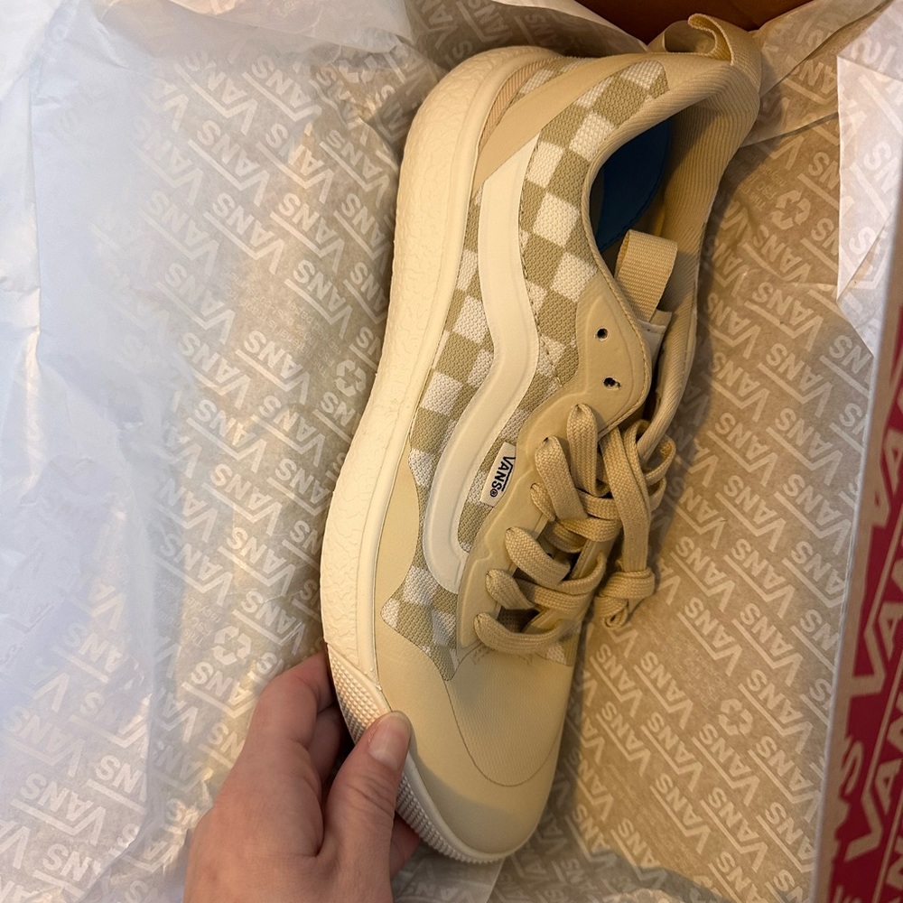 New in Box Vans Ultrarange shoes - Picture 3 of 4